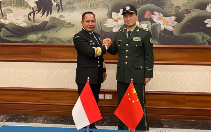 Kepala Bakamla RI Laksdya TNI Dr. Aan Kurnia (kiri) dan Director General China Coast Guard Mayor Jenderal Yu Zong