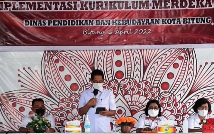 Wakil Walikota Bitung saat membuka kegiatan sosialisasi IKM Kepala TK-Paud,SD dan SMP Se-Kota Bitung.