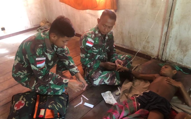 Satgas Yonif 126/KC Datangi dan Obati Warga Yang Alami Demam Tinggi