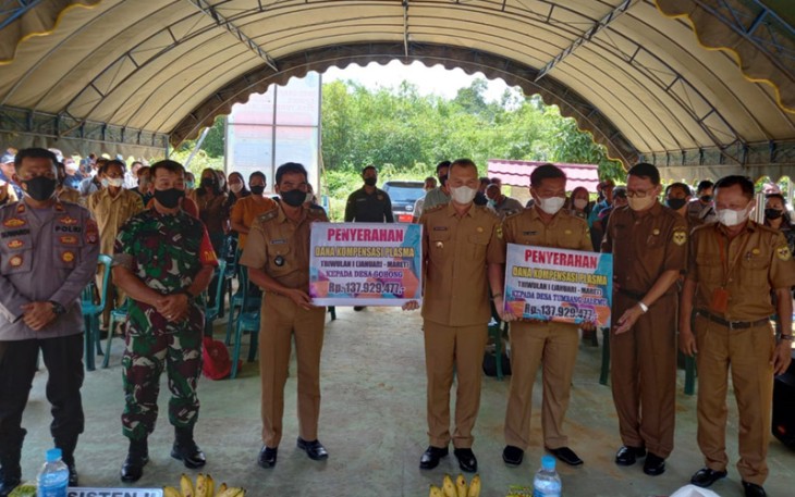 Danramil Manuhing Dampingi Bupati Gumas Dalam Penyerahan Dana Kompensasi Plasma PT KHS Kepada Masyarakat 