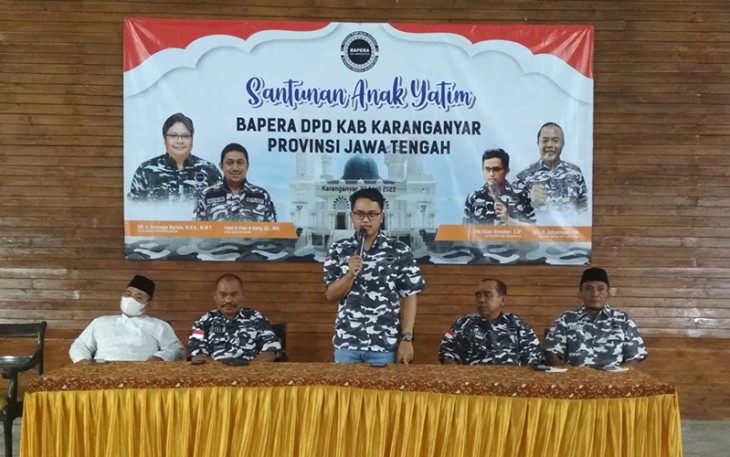 Ketua DPD Bapera Kabupaten Karanganyar, Ilyas Akbar Almadani (berdiri), saat memberikan sambutan dalam kegiatan pemberian santunan anak yatim, di Gedung Golkar Kabupaten Karanganyar, Sabtu (23/4/2022).