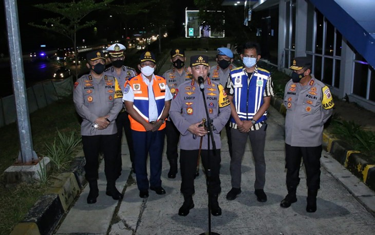 Kapolri Jenderal Listyo Sigit Prabowo di Tol Jakarta-Cikampek KM 48, Jumat (29/4/2022) malam.