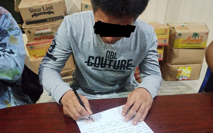 Pelaku saat menandatangani pernyataan 