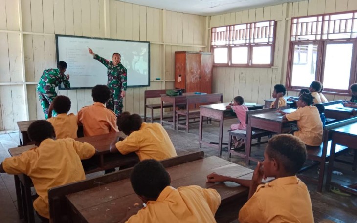 Satgas Pamtas Yonif 126/KC Jadi Guru Sekaligus Bagikan Perlengkapan Sekolah
