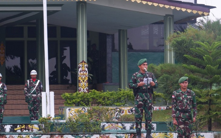 Danrem 121/Abw Brigjen TNI Pribadi Jatmiko saat membacakan amanat Pangdam XII/Tpr Mayjen TNI Sulaiman Agusto, S.I.P., M.M.