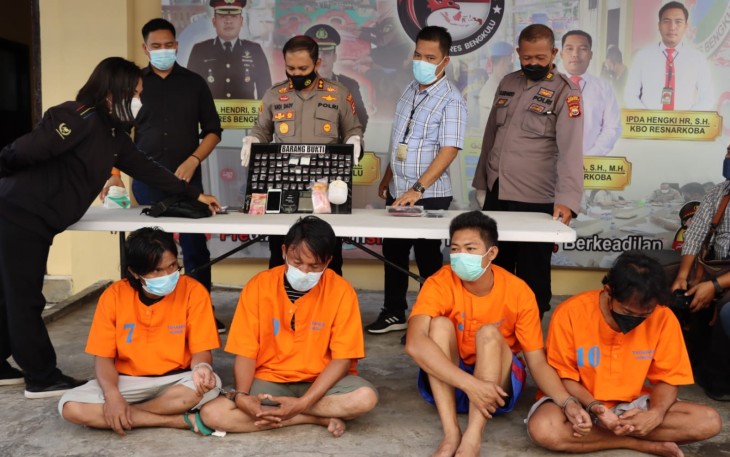 Empat tersangka dan barang bukti saat press conference kemarin (Selasa, 19/04/22) yang digelar di selasar Mapolres Bengkulu.