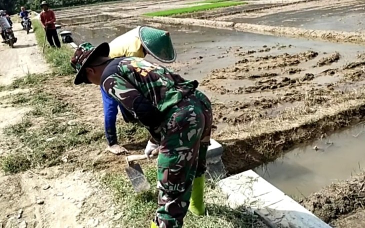 Babinsa Koramil 0806/12 Munjungan saat bersama Warga Kerja Bakti