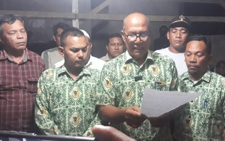 Wakil Ketua 1 Apdesi Aceh Timur Fauzi Abdullah saat membacakan poin-poin pernyataan sikap