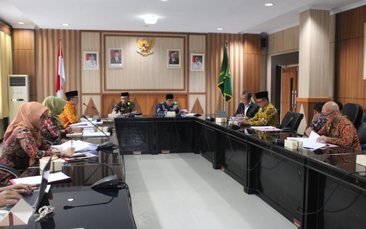 Rapat bahas Perwal di Ruang Rapat Rafflesia Lantai II Kantor Gubernur, Senin (03/10).