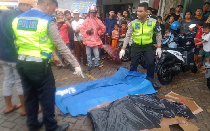 Satlantas Polresta Tangerang saat evakuasi korban tewas di TKP.