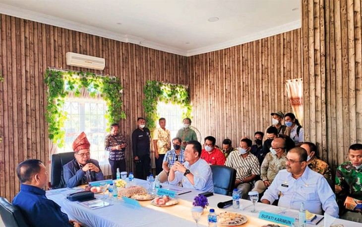 Rapat Terbatas di kantor Bandara RHA, Karimun, Sabtu (16/7/2022). 