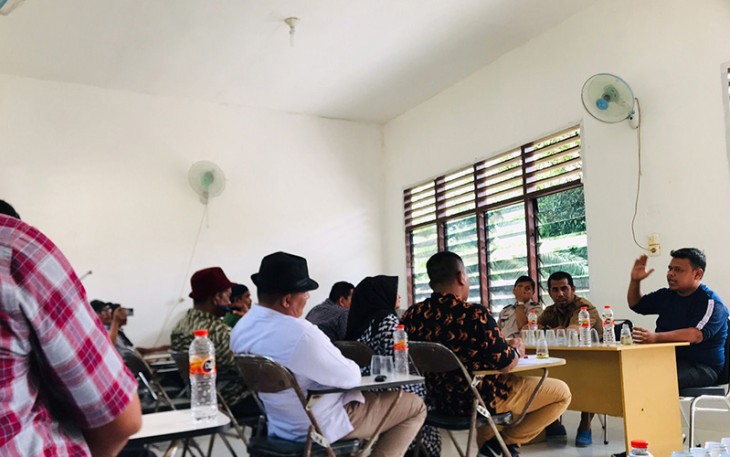 Oyong sapaan akrab politisi partai Nasdem saat memfasilitasi masyarakat Banda Alam dengan pihak perusahaan perkebunan PT Bumi Flora dan PT. Dewi Kencana Semesta, Selasa (26/7/2022).