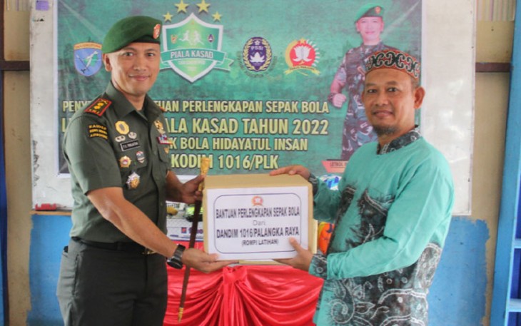 Dandim Dukung Perlengkapan Sepak Bola Kepada Tim Hidayatul Insan Football Club 