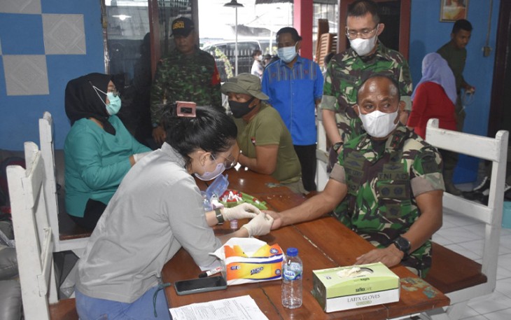 Pangdam Kasuari saat Ikuti Kegiatan Donor Darah HUT Ke-7 Perkumpulan Rumah Besar Flobamora–NTT PB