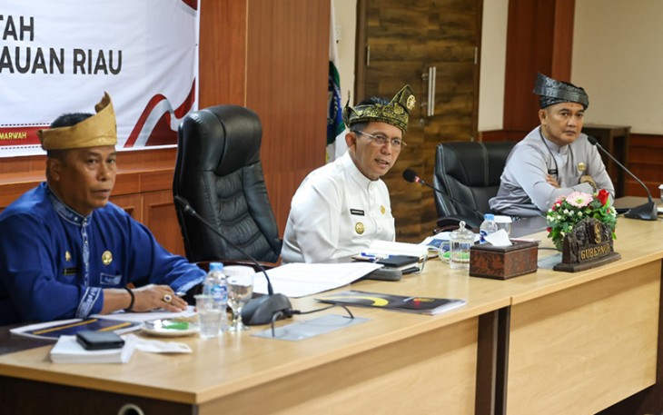 Gubernur Kepulauan Riau H. Ansar Ahmad saat pimpin rapat evaluasi di Ruang Rapat Utama, Lt.4, Kantor Gubernur, Dompak, Tanjungpinang, Senin (19/09). 