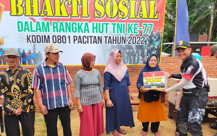 Pemberian Paket Sembako Kepada Warga Kurang Mampu