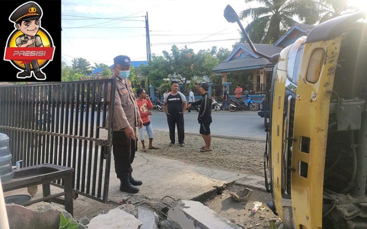 Truk Ekspedisi Terbalik di Desa Batu Kuning