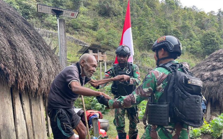Satgas Yonif Mekanis 203/AK saat Berikan Layanan Kesehatan ke warga