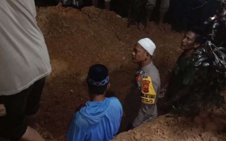 Bripka Fadli Mulyono, Bhabinkamtibmas Polsek Ranto Peureulak Polres Aceh Timur saat ikut mengantar bahkan menggotong jenazah hingga membantu pemakaman salah satu warga di desa binaannya di Desa Seumanah Jaya