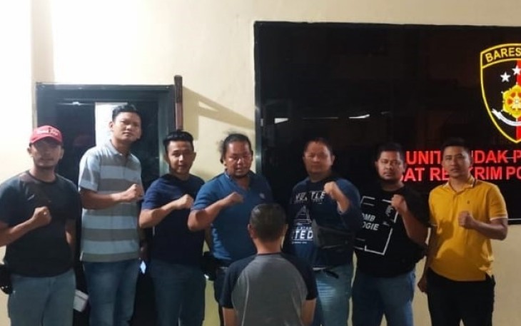 Tersangka (berbalik badan) saat diamankan Unit Reskrim Polsek Gading Cempaka Polres Bengkulu pada Sabtu (02/04).