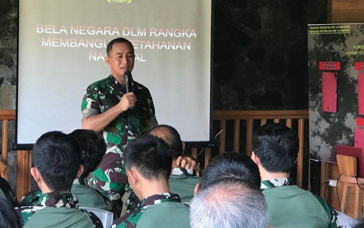 Dandim 1310/Bitung saat memberikan materi