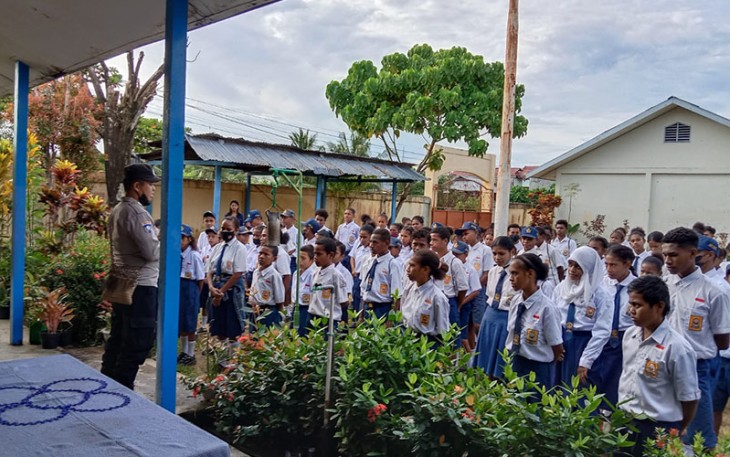 Personel Polres Sorong Kota Jadi Irup di Sekolah-Sekolah
