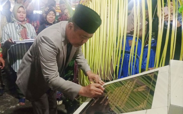 Bupati Karanganyar Juliyatmono menandatangani prasasti peresmian Agrowisata Durenan, Kamis (29/12/2022) malam.