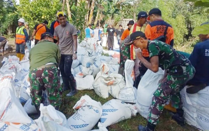 Babinsa Koramil 0801/01 Pacitan Bersama Warga saat Lakukan Karya Bakti