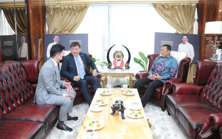 Bamsoet saat menerima Duta Besar Singapura untuk Indonesia H.E. Mr. Kwok Fook Seng, di Ruang Kerja Ketua MPR RI, di Jakarta, Selasa (20/9/22).
