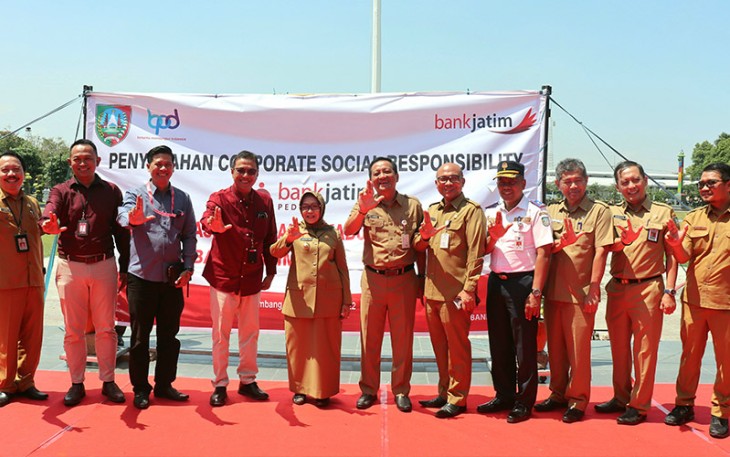 Bank Jatim saat Serahkan CSR untuk Revitalisasi Alun-alun Jombang