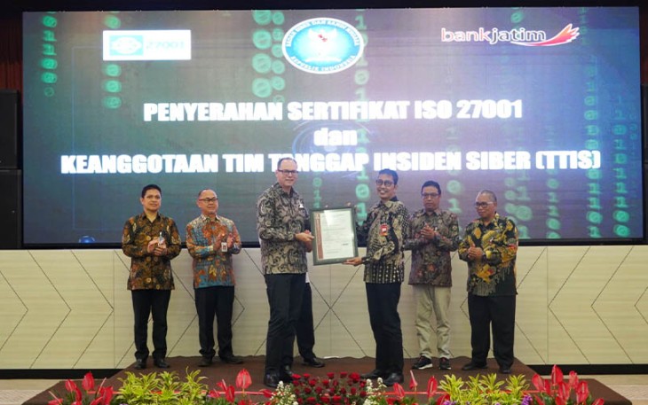 Direktur Utama Bank Jatim Busrul Iman saat terima Sertifikasi ISO 27001:2013.