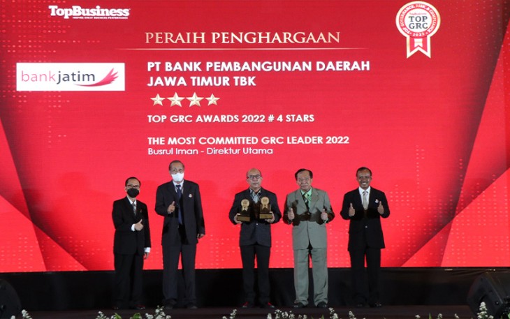 Bank Jatim saat terima Dua Penghargaan Top GRC Awards 2022