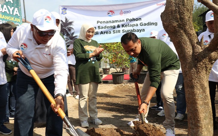 Bank Jatim Tanam Pohon Bersama Walikota Surabaya 