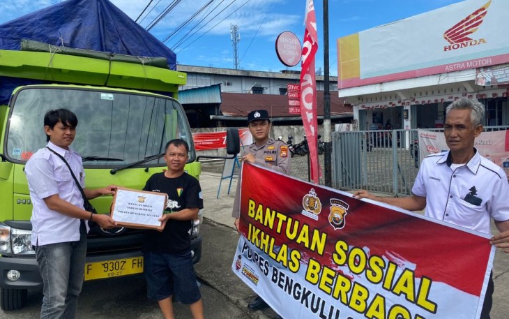 Polres Bengkulu Selatan saat Berbagi Paket Sembako