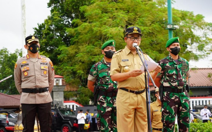 Bupati Banyumas Ir. Ahmad Husein dengan didampingi Kasrem 071/Wijayakusuma Letkol Inf Candra, S.E., M.I.Pol., Kapolresta Banyumas Kombes Pol Edy Suranta Sitepu, S.I.K., M.H,  Dandim 0701/Banyumas Letkol Inf Iwan Dwi Prihartono, diikuti Forkopimda Banyumas, FKUB Banyumas, TNI, Polri, Pemda dan Ormas Banyumas saat Pimpin Apel Kebangsaan.