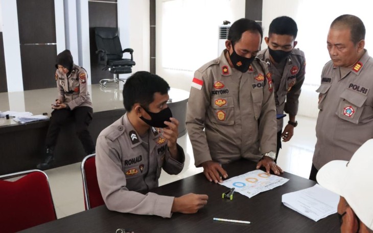 Kasi Keuangan Polres Lingga BRIPKA Hermandi Sembiring di Mapolres Lingga, Jum'at (08/4/2022).