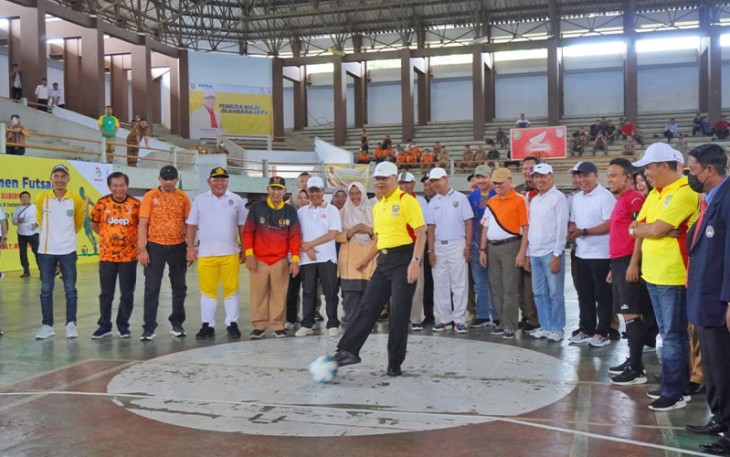 Gubernur Rohidin saat pembukaan pertandingan Futsal.