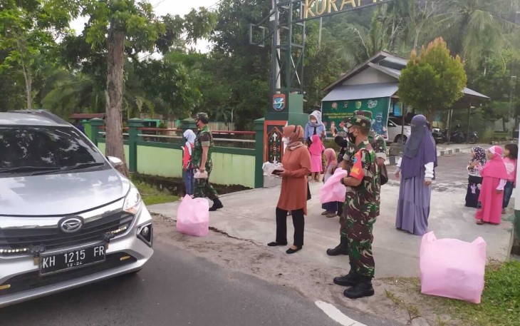Danramil Bukit Batu Bagikan Takjil Gratis Bersama Anggota dan Persit KCK Ranting 03 