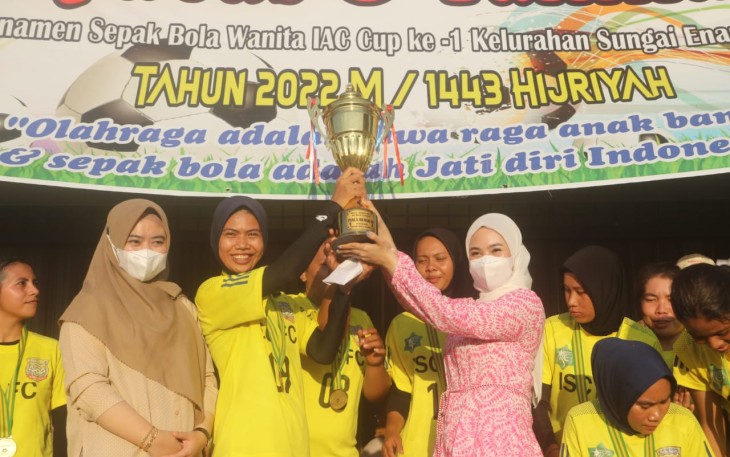 Hafizha saat Serahkan Piala IAC Ke 1, Kumunting Fc Bersorak