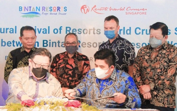 Penandatanganan MoU antara Management Bintan Resorts Cakrawala dan Resorts World Cruises di Doulus Phos the Ship hotel, Lagoi, Bintan Kepulauan Riau, Sabtu (2/6) pagi.
