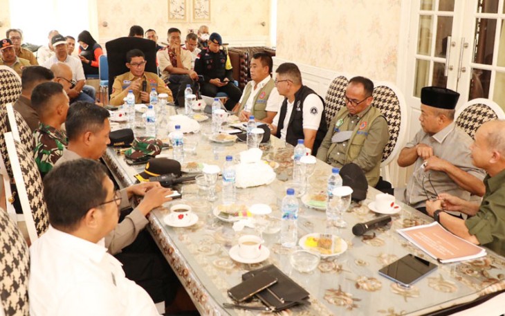 Kepala BNPB Letnan Jenderal TNI Suharyanto pada Rapat Koordinasi Penanganan Bencana Banjir Kabupaten Aceh Tamiang di Pendopo Bupati Aceh Tamiang, Provinsi Aceh, Selasa (8/11).