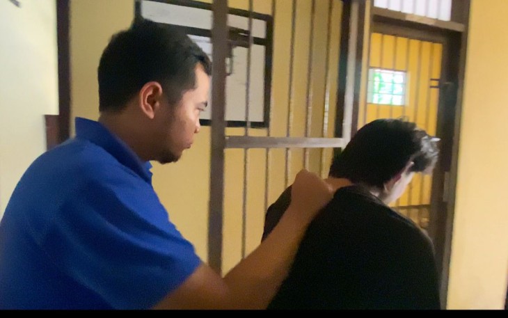 Tersangka saat ditahan