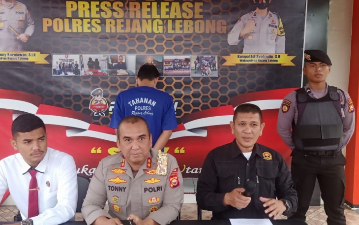 Kapolres RL AKBP Tonny Kurniawan S.ik., didampingi Kanit Pidum Satreskrim Ipda Andi Gibran, S.Tr.K saat release Senin (19/09/22). 