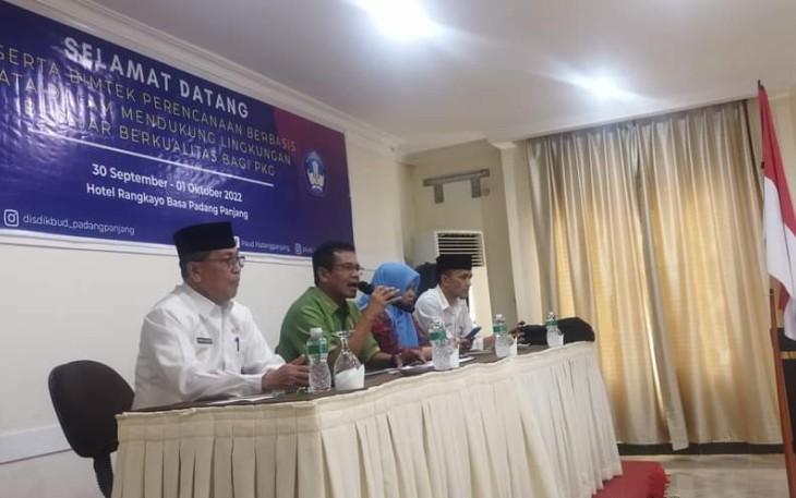 Disdikbud saat Gelar Bimtek untuk PKG PAUD di Kota Padang Panjang 