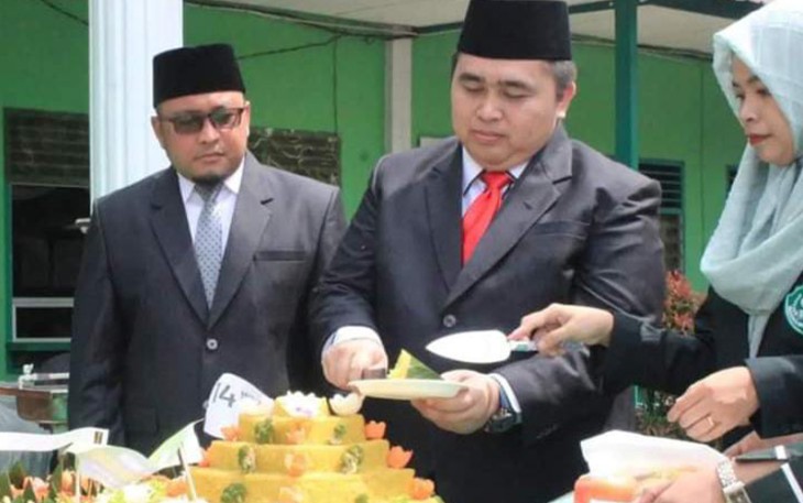 Potong Tumpeng Milad ke-4 Universitas Al-Washliyah Labuhanbatu 