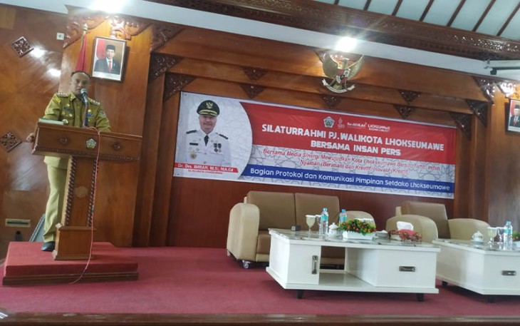 Pejabat Walikota Lhokseumawe Dr. Drs. Imran, M.Si, MA.Cd, disela dialog pertemuan dengan insan pers Selasa (18/10) lalu di Aula Setdako