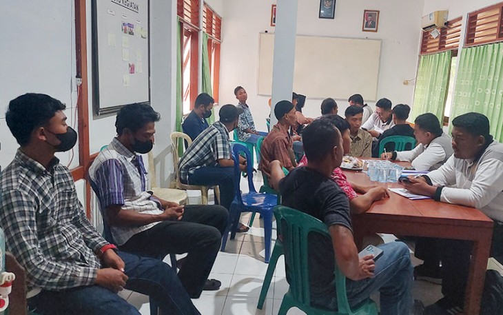 Petugas Bapas Pati dan Dinas Sosial kabupaten Blora mendampingi anak anak yang diamankan di Mapolsek Cepu terkait penganiayaan maut di Mentul Cepu.