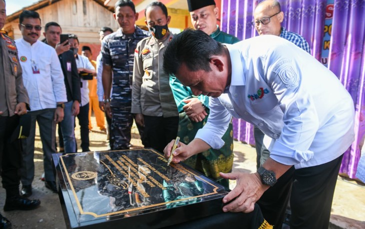 Gubernur Kepulauan Riau H. Ansar Ahmad saat meresmikan Rumah Panti Jompo (RPJ) Tuah Bunda di Dabo Singkep, Kabupaten Lingga, Jumat (2/9).