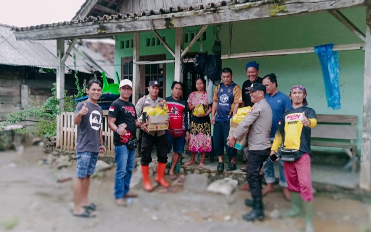 Polisi dan Komunitas Trail Kaur saat Beri Bantuan ke Warga Terdampak Banjir