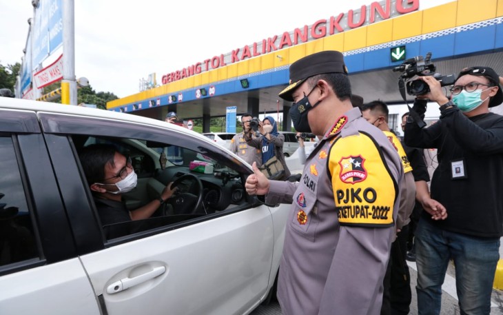 Kapolri Jenderal Listyo Sigit Prabowo saat berdialog dengan salah satu pemudik di Gerbang Tol Kalikangkung, Jawa Tengah, Rabu (27/4/2022).